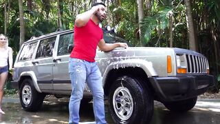 Teen bimbo thanks the car washer by servicing his dick