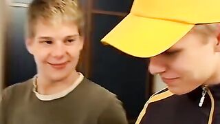 Horny butt muncher loves a juicy throbbing cock in his ass