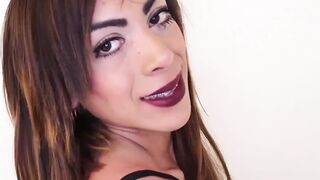 Shemale bombshell satisfying her sweet ass and juicy cock