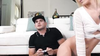Kiara Cole diverting boyfriend from games with cock sucking