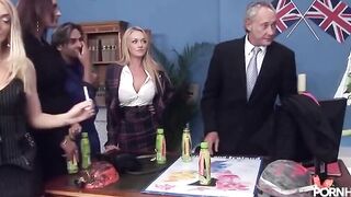 shikarnye sotrudnicy poradovali nachalnika