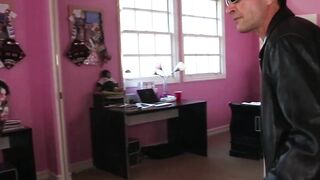 Natural tits babe Josie Jagger deepthroats throbbing cock