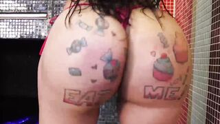 Big booty tbabe shakes that ass while getting fucked