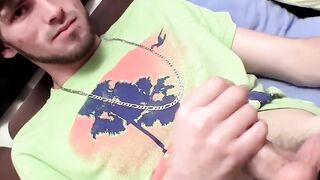 Cute stud Dakota James knows how to wanks his hard cock