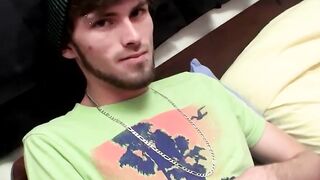 Cute stud Dakota James knows how to wanks his hard cock