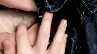Cute stud Dakota James knows how to wanks his hard cock
