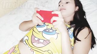 My uncle distracts me by recording and begins to strokve my cunt at the end, ending up fucking me and pouring his rich milk on my buttocks