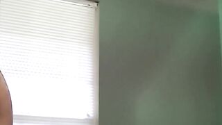 Amateur guys have a wanking and finger banging threesome