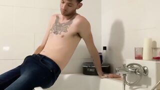 Twink amateur Jacob Daniels strokes his dick solo and cums