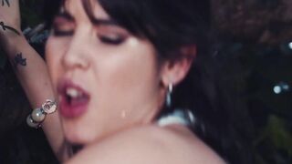 Bi babes fucking a lucky hunk