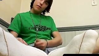 ToesXXX.com - Handsome jock's forceful cum load ejaculation into his feet