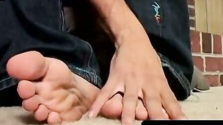 ToesXXX.com - Wiley's cum load splash over his enticing, bare naked feet