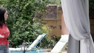 Stunning Reagan Foxx slobbers young pussy poolside