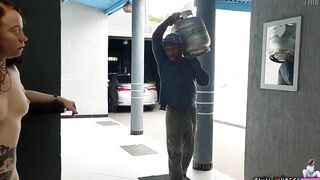 CHAMEI O ENTREGADOR PRA ME FUDER PORQUE EU SOU TARADA