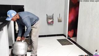CHAMEI O ENTREGADOR PRA ME FUDER PORQUE EU SOU TARADA