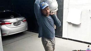 CHAMEI O ENTREGADOR PRA ME FUDER PORQUE EU SOU TARADA