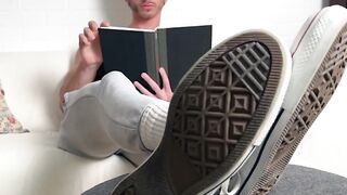 Ripped Finn showed off his beautiful physique and revealed his soft soles while readi