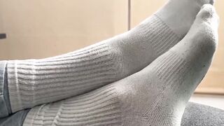 Ripped Finn showed off his beautiful physique and revealed his soft soles while readi