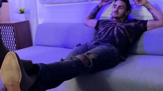 Cyrus felt good and relaxed after getting his feet worshiped and sucked by lustful Da