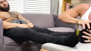 MaleFeetXXX.com - Zeek P's feet sucked and worshiped by hunky Ray H's expert mouth