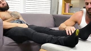 MaleFeetXXX.com - Zeek P's feet sucked and worshiped by hunky Ray H's expert mouth