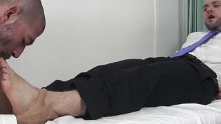 Mature dude worships hunk and his toes while he jerks off