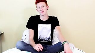 Twink spreads his ass and jerks off to an explosive finish