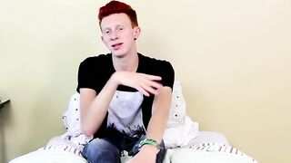 Twink spreads his ass and jerks off to an explosive finish