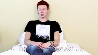 Twink spreads his ass and jerks off to an explosive finish