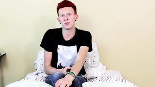Twink spreads his ass and jerks off to an explosive finish