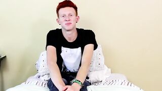 Twink spreads his ass and jerks off to an explosive finish