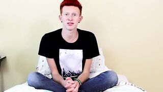 Twink spreads his ass and jerks off to an explosive finish