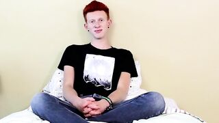 Twink spreads his ass and jerks off to an explosive finish
