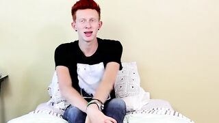Twink spreads his ass and jerks off to an explosive finish