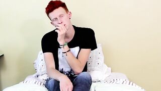 Twink spreads his ass and jerks off to an explosive finish