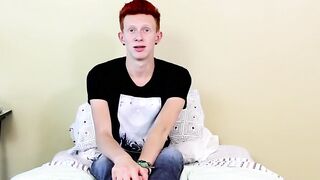 Twink spreads his ass and jerks off to an explosive finish