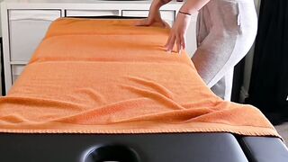 Tattooed Bella O Hare blows big dick client after massage