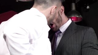 Horny executive hunk Denis Vega drills bartender after work
