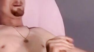 Amateur butt pirate receives a blowjob from skinny gay