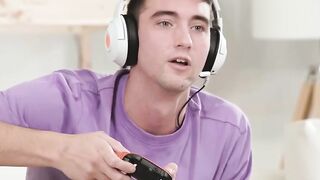 Goofy gamer abandons movie addiction for yoga women booty he can’t resist
