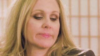 Experienced mature carpet munchers kiss and lick each other