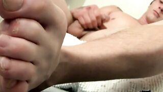 Horny Kyd beats his meat to splash his hot loads over his thigh