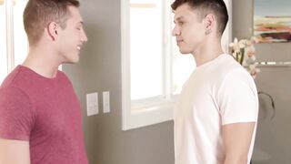 Young tattooed gays Jamie Steel and Hunter Smith bareback