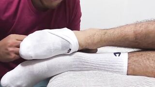 MaleFeetXXX.com - Bearded Maui's shock at waking up to his giant foot being sniffed a