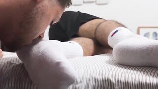 MaleFeetXXX.com - Bearded Maui's shock at waking up to his giant foot being sniffed a