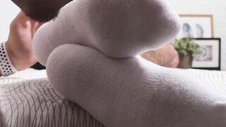MaleFeetXXX.com - Bearded Maui's shock at waking up to his giant foot being sniffed a