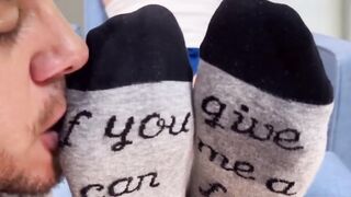 Hunky Dev felt happy after getting his feet worshiped by lusty Dan Edwards