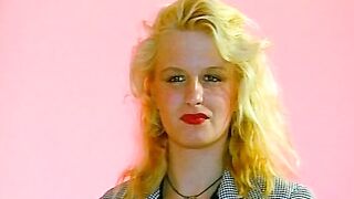 blondes 18 yo will performer werden und gibt alles