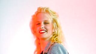 blondes 18 yo will performer werden und gibt alles