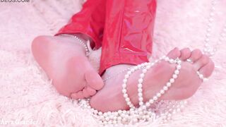 Beauty bondage mom pose